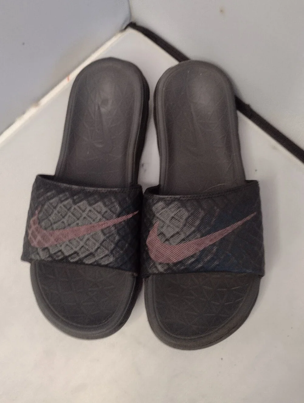 Nike Benassi Solarsoft Slides Sandals  Men's Size 7 Gray Black 705474-091 B7